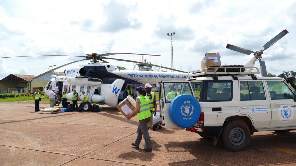 Un hélicoptère et un véhicule du PAM participent à la riposte au virus Ebola en RDC en apportant une aide humanitaire alimentaire et logistique (photo d'archive: mai 2018).