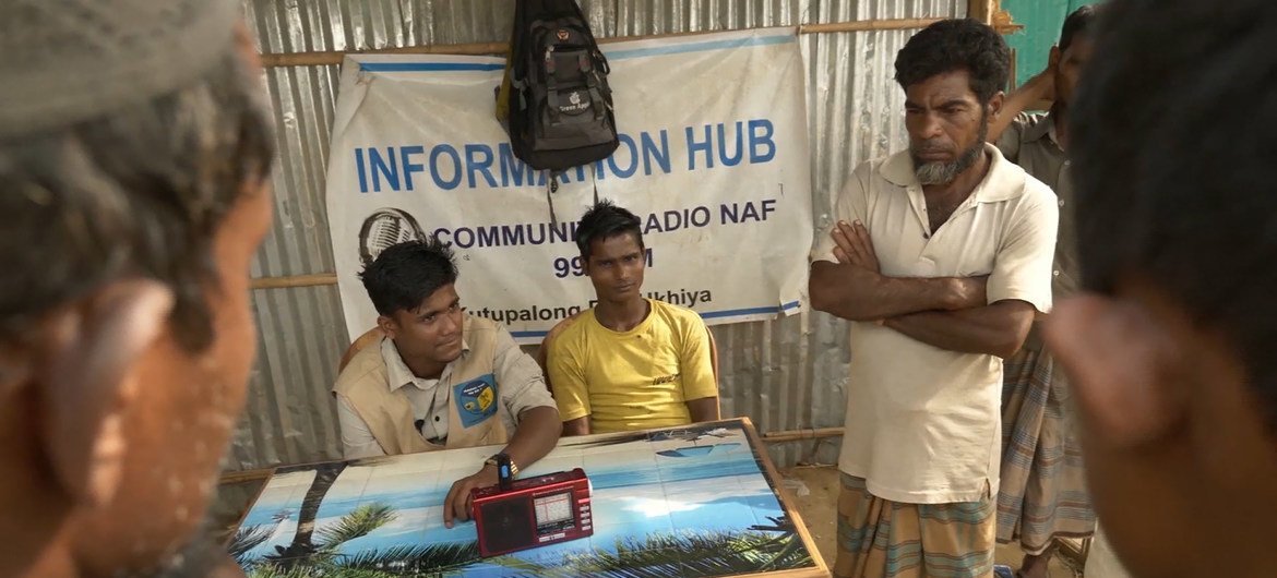 يعمل عبد الله، لاجئ روهينجي يبلغ من العمر 18 عاما مراسلا لراديو ناف وهي محطة إذاعية مجتمعية في بنغلاديش.