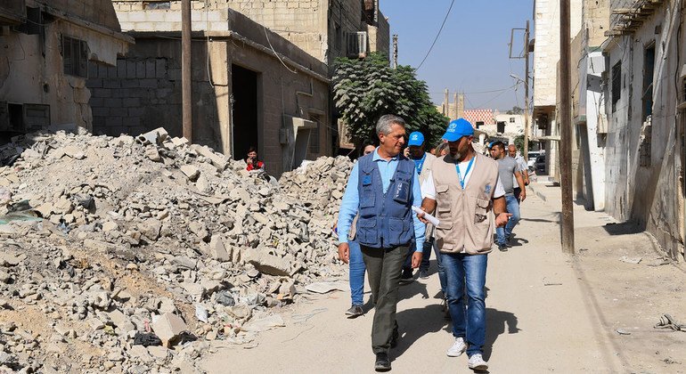 فيليبو غراندي مفوض الأمم المتحدة السامي لشؤون اللاجئين خلال جولة في إحدى طرقات بلدة دوما في الغوطة الشرقية السورية.