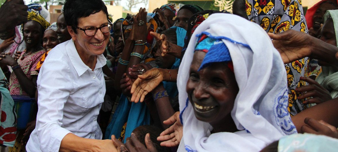 Ursula Mueller, coordinatrice adjointe des Nations Unies pour les secours d’urgence, rencontre des femmes à Mopti lors de sa visite au Mali.