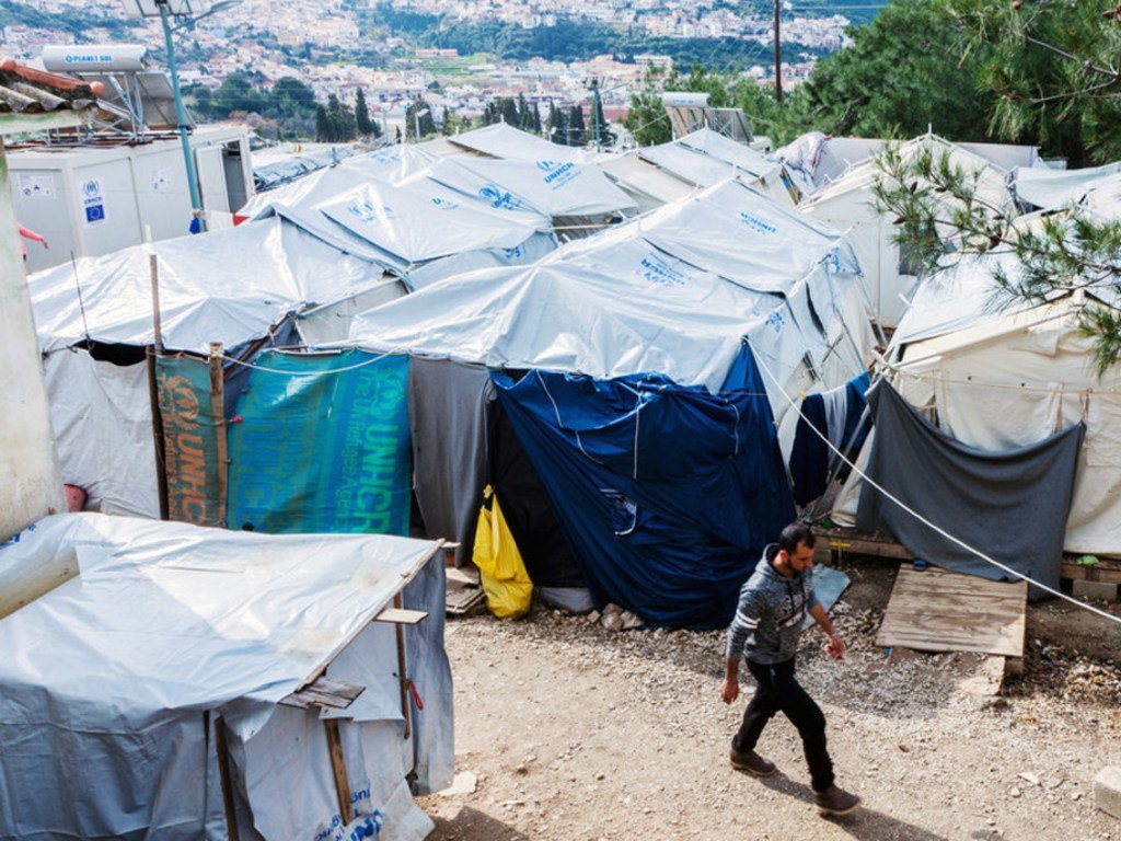 Des tentes abritant des familles de réfugiés s’étendent sur la colline au centre de réception et d’identification de Vathy (RIC) sur l’île de Samos, en Grèce.