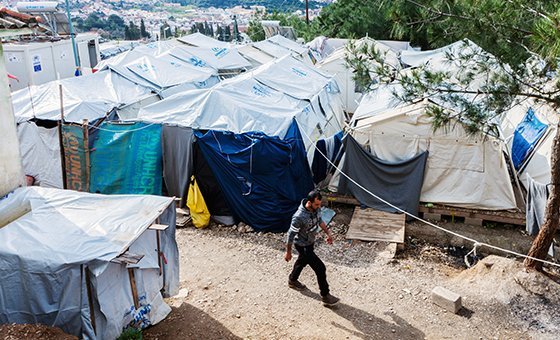 Segundo o Unicef, 80% refugiados e migrantes que vivem nas ilhas gregas,  estão instalados em centros de acolhimento e identificação insalúbres e sobrelotados.