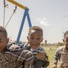 Crianças Tawergha brincam do lado de fora no assentamento Triq Al Matar em Trípoli, Líbia.