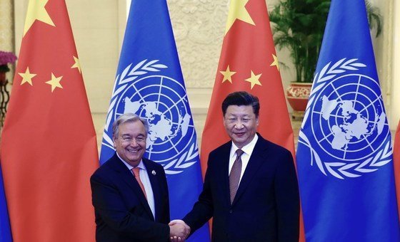 Secretário-geral António Guterres cumprimenta presidente da China Xi Jinping. 