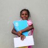 Un enfant évacué de Barbuda lors de saison des cyclones en 2017 a reçu des fournitures scolaires de l'UNICEF.