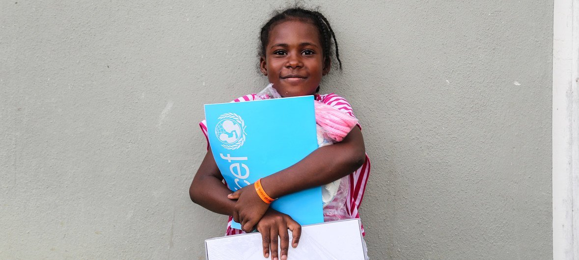 Los niños que tuvieron que ser evacuados en Barbuda durante los huracanes de 2017 recibieron materiales educativos de UNICEF