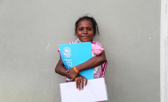 在加勒比地区2017年飓风季节期间从巴布达撤离的儿童得到了联合国儿童基金会提供的教育和娱乐用品。