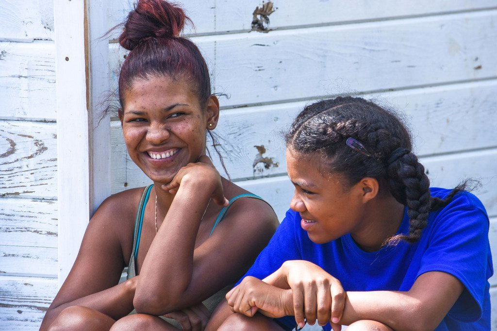 فتاتان من جزيرة دومينيكا في البحر الكاريبي 