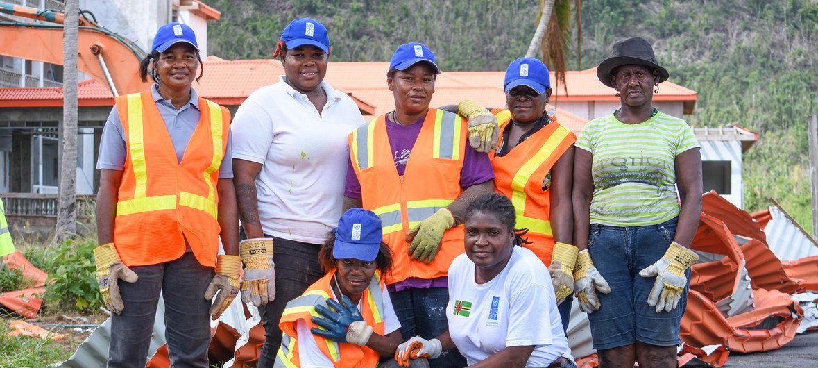 在2017年飓风季节造成巨大破坏之后，多米尼加的妇女得到了额外的支持，包括获得以工代赈方案的支持。