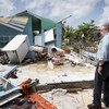 الأمين العام أنطونيو غوتيريش يعاين الدمار في بربودا الناجم عن إعصارين من الفئة 5 اجتاحا منطقة البحر الكاريبي في سبتمبر 2017.