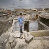 在极端组织“伊黎伊斯兰国”的袭击冲突中，这名小男孩阿里家的房屋倒塌，他在废墟中被困了五个小时。2018年春，他和家人重新返回了位于解放后的摩苏尔西部的家。