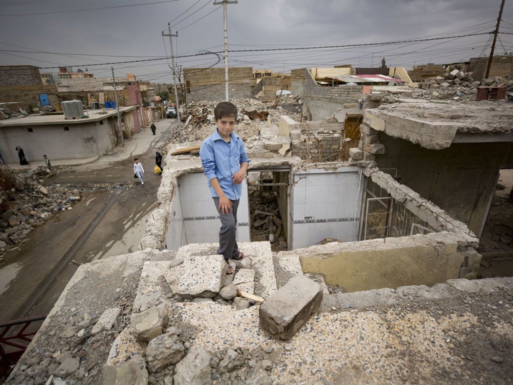 在极端组织“伊黎伊斯兰国”的袭击冲突中，这名小男孩阿里家的房屋倒塌，他在废墟中被困了五个小时。2018年春，他和家人重新返回了位于解放后的摩苏尔西部的家。