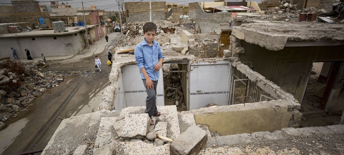 Этого мальчика зовут Али. Недавно он вместе с родителями вернулся в Мосул. Здесь когда-то он провел пять часов после бомбардировки под обломками собственного дома.