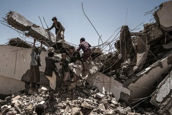 Дети играют на руинах школы, разрушенной в ходе бомбардировок в Йемене