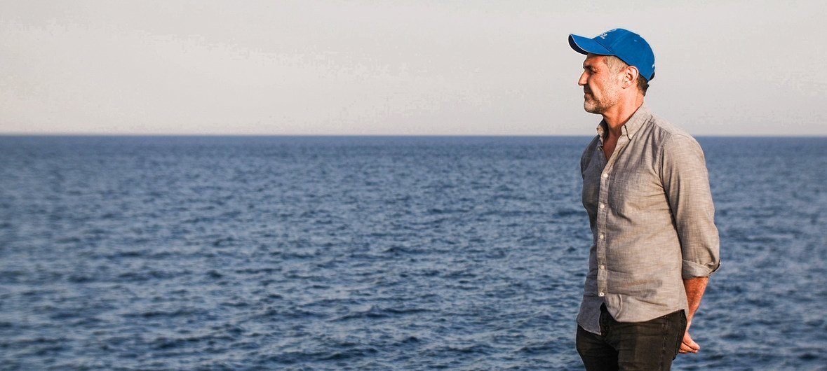 2018年7月，联合国难民署亲善大使，著名小说《追风筝的人》作者胡塞尼来到意大利西西里，与部分横渡地中海来到欧洲的难民见面。