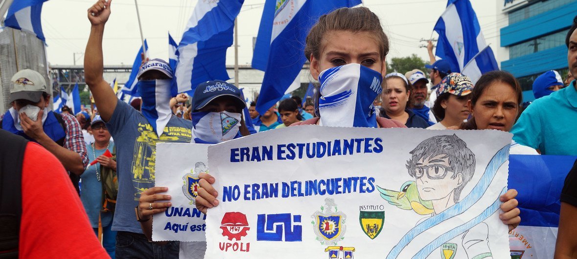去年4月，尼加拉瓜多地爆发反对政府的示威游行，警方的暴力镇压导致近300人死亡，2000多人受伤。图为尼加拉瓜首都马那瓜的一名抗议者手持标语：“他们是学生，不是罪犯”。（2018年7月资料图片）