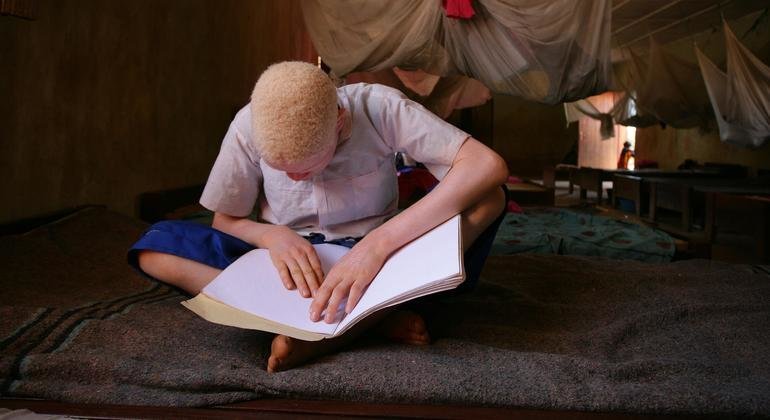 طفل كفيف يقرأ مستخدما لغة بريل في مدرسة ابتدائية للأطفال ذوي الإعاقة في بلدة موشي في تنزانيا.