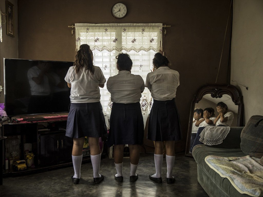 洪都拉斯三名年龄介于13至14岁的女孩。她们在学校中遭受了以性交易为目的的骚扰。施害者是一个15岁的学生，这名学生与一个胁迫女孩卖淫的网络有牵连。