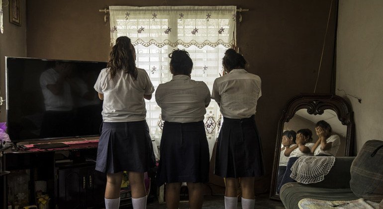 Tres chicas de Progreso, Yoro, Honduras, de 13 y 14 años, son víctimas de acoso en su escuela. La persona responsable es un estudiante de 15 años que trabaja con una red que capta a chicas jóvenes para que trabajen como prostitutas.