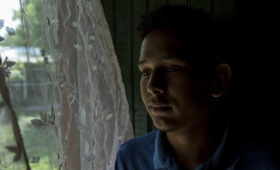 Victor Fernando, de 17 anos, das Honduras, foi vítima de assédio na escola devido à sua orientação sexual. 