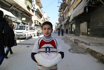 (من الأرشيف) برنامج الأغذية العالمي يقوم بتوزيع مساعدات غذائية في سوريا.