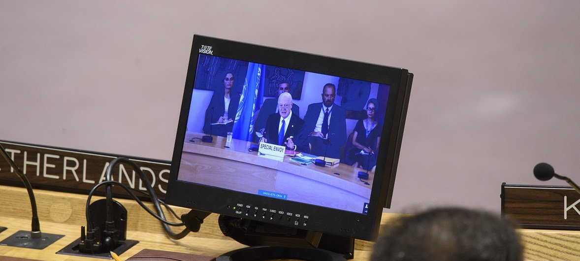 联合国叙利亚问题特使斯塔凡·德米斯图拉 (屏幕上) 向安全理事会汇报中东局势。