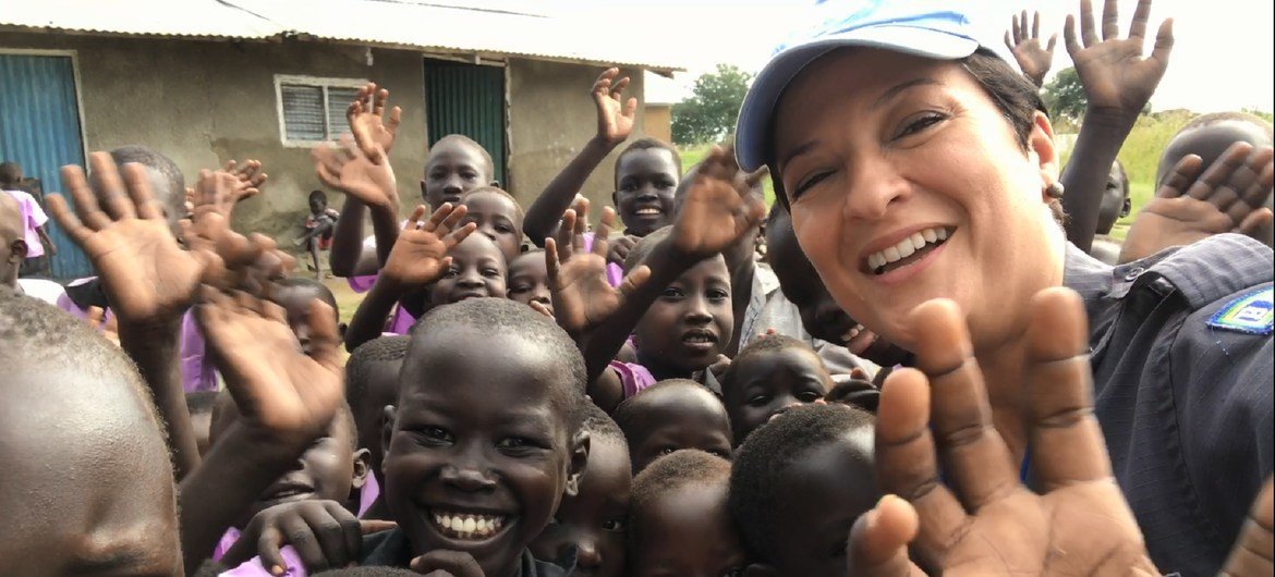 Major Fernanda Santos com  meninos da Escola Primária Queen’s Nursery no Sudão do Sul.