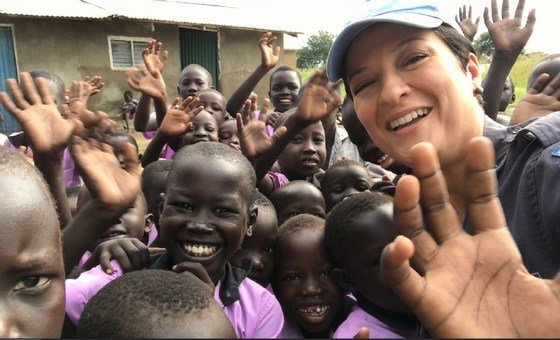 Major Fernanda Santos com  meninos da Escola Primária Queen’s Nursery no Sudão do Sul.