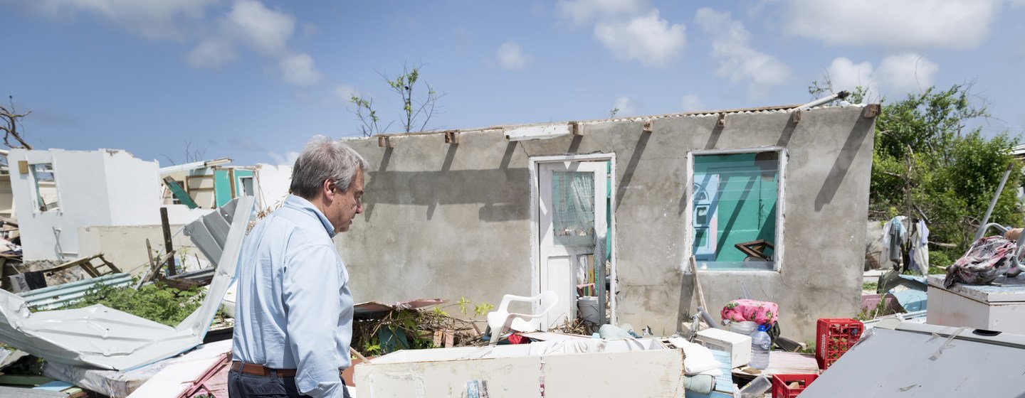 António Guterres camina por un barrio destruido por dos huracanes en la ciudad de Codrington, en Antigua y Barbuda. Foto de archivo