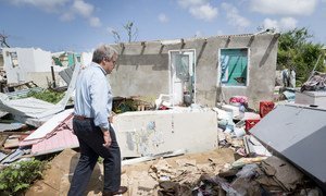 António Guterres camina por un barrio destruido por dos huracanes en la ciudad de Codrington, en Antigua y Barbuda. Foto de archivo