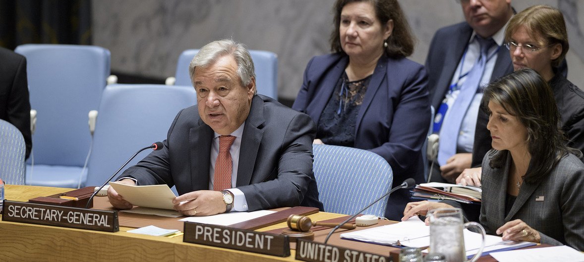 Le Secrétaire général de l'ONU António Guterres (à gauche) devant le Conseil de sécurité.