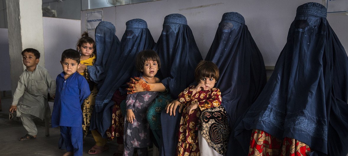 لاجئات أفغانيات في مركز إعادة التوطين الطوعي لمفوضية شؤون اللاجئين في بيشاور، والذي يوفر الإدارة والخدمات لمساعدة اللاجئين على العودة إلى ديارهم.