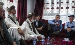A Kaboul, le Haut-Commissaire aux réfugiés Filippo Grandi (2e à partir de la droite) et le chef de l'humanitaire de l'ONU Mark Lowcock rencontrent des Afghans.