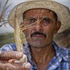 مزارع من غواتيمالا يعرض آثار المناخ المتقلب على محصوله.
