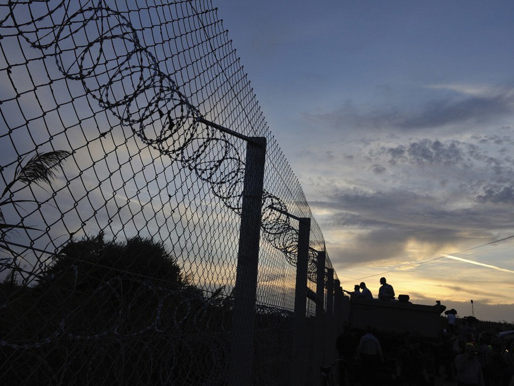 匈牙利在一条废弃铁轨沿线用带刺铁丝网加固了边境围栏，阻止难民与移民进入。