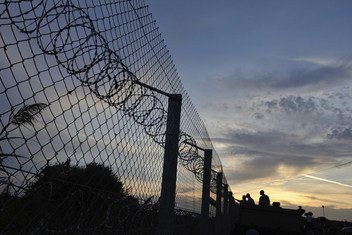 匈牙利在一条废弃铁轨沿线用带刺铁丝网加固了边境围栏，以阻止移民进入。