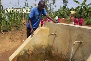 In Rwandas Green Villages rain water harvesting and the use of water reservoirs to control run-off ensures that water is available throughout the year. This generates health and economic benefits to the village households.