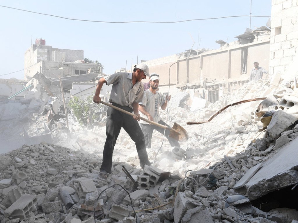 叙利亚东古塔地区杜马镇的居民开始清理房屋周围的碎石瓦砾。