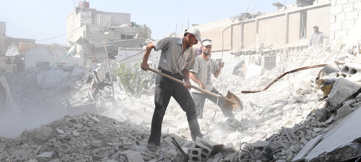 叙利亚东古塔地区杜马镇的居民开始清理房屋周围的碎石瓦砾。