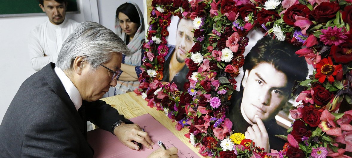Тадамичи Ямамото приносит соболезнования семьям двум репортеров, погибших в Кабуле 5 сентября.