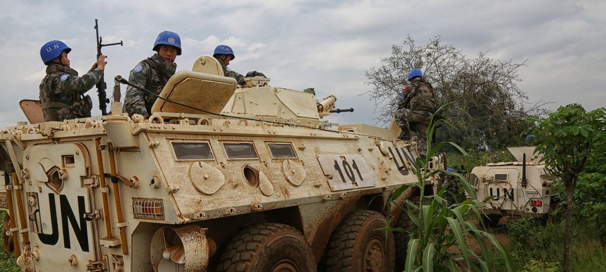 Des casques bleus chinois de la Mission des Nations Unies au Soudan du Sud en patrouille à Juba