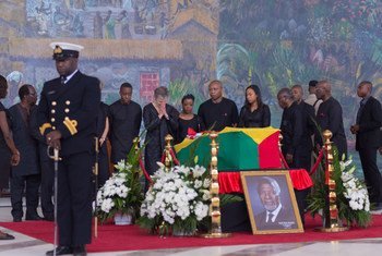 Entourée par sa famille, Nane, la veuve de l'ancien Secrétaire général de l'ONU Kofi Annan, lors des funérailles de ce dernier à Accra, au Ghana, le 13 septembre 2018.