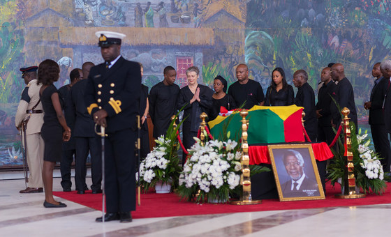 A família do ex-secretário-geral da ONU, Kofi Annan, reunida em torno da urna antes de seu funeral em Acra.