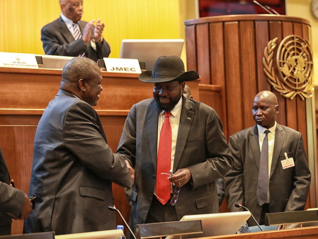 En septembre 2018, les belligérants au Soudan du Sud, le Président Salva Kiir (à droite) et son rival, Riek Machar, avaient signé un accord de paix.