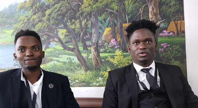 两位赞比亚青年在该国举行的“世界出口发展论坛”期间接受采访