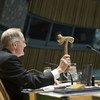 El presidente de la 65ª Asamblea General, Joseph Deiss, listo para usar el mazo que selló el nombramiento de Ban Ki-moon para su segundo mandato como Secretario General de la ONU en 2012.
