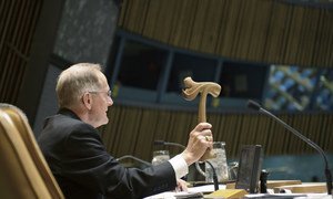在这张于2012年拍摄的照片中，联合国大会第六十五届会议主席约瑟夫·戴斯敲击木槌，宣布潘基文连任联合国秘书长。