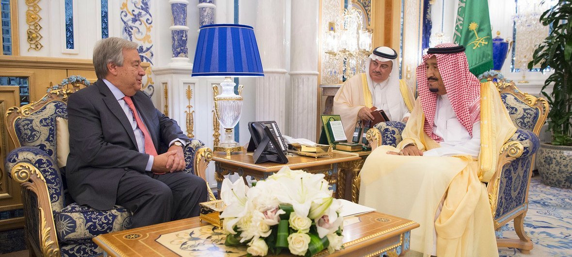 9月16日，联合国秘书长古特雷斯（左）会见沙特阿拉伯国王兼首相萨勒曼，共同见证埃塞俄比亚与厄立特里亚两国在沙特港口城市吉达签署和平协议。