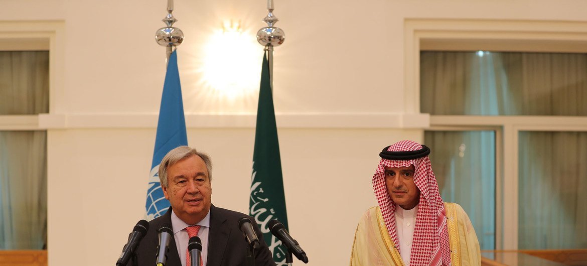 Le Secrétaire général de l'ONU António Guterres (à gauche) avec le Ministre saoudien des affaires étrangères Adel Jubeir à Djeddah, après la signature d'un accord de paix entre l'Ethiopie et l'Erythrée.