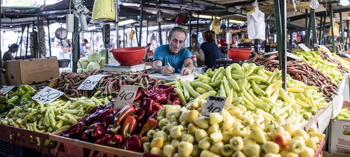 Un homme vend des légumes frais dans un marché de Skopje, en ex-République yougoslave de Macédoine. 